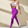Modelo usando leggings deportivos morados de cintura alta en posición de marcha.
