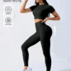 Mujer usando set deportivo negro sin costuras con top crop y leggings (set deportivo negro)