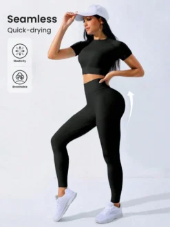 Mujer usando set deportivo negro sin costuras con top crop y leggings (set deportivo negro)