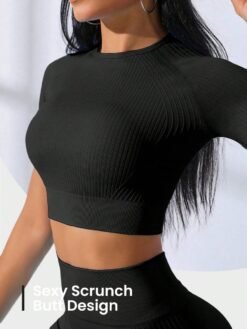 Detalle del top crop con textura canalé del set deportivo negro