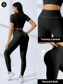 Diseño scrunch y control de abdomen en leggings del set deportivo negro
