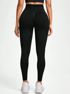 Vista trasera de los leggings deportivos negros sin costuras con efecto push-up.