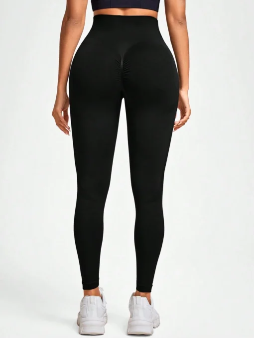 Vista trasera de los leggings deportivos negros sin costuras con efecto push-up.