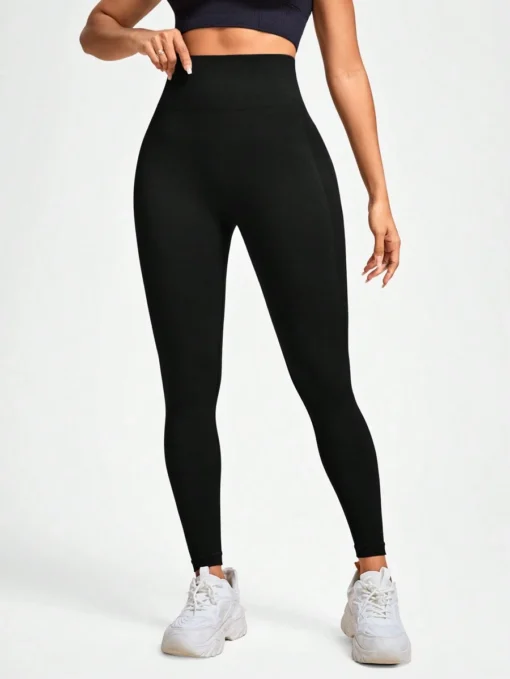 Vista frontal de los leggings deportivos negros con ajuste de compresión.
