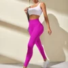 Vista frontal de los leggings deportivos fucsia con cintura alta y ajuste firme.