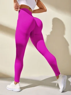 Vista trasera de los leggings deportivos fucsia mostrando el efecto moldeador.