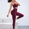 Vista lateral del set deportivo rosa mostrando top con tirantes y leggings de cintura alta.