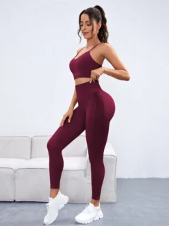 Conjunto deportivo rosa ajustado desde el frente destacando su diseño sin costuras.