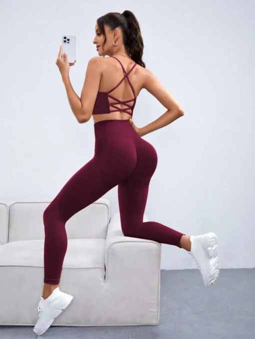 Movimiento del set deportivo rosa durante salto, mostrando su elasticidad y firmeza.
