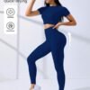 Vista frontal del set deportivo azul con top crop y leggings de cintura alta.