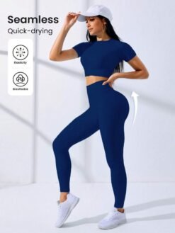 Vista frontal del set deportivo azul con top crop y leggings de cintura alta.
