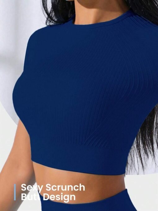 Detalle del top crop azul con textura sin costuras y cuello redondo.