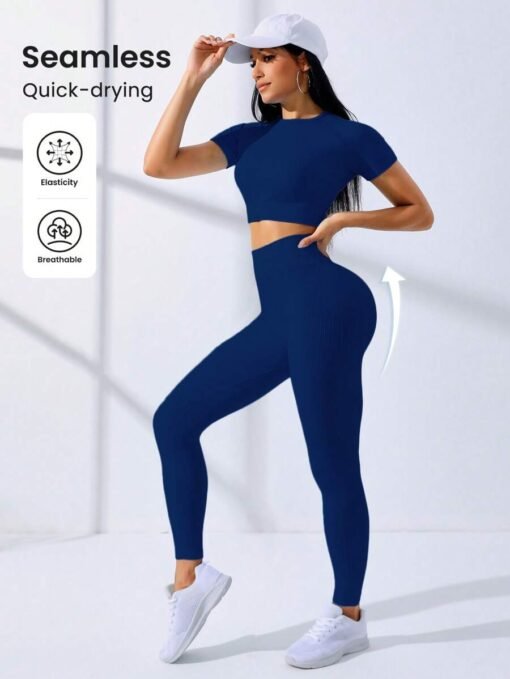 Vista frontal del set deportivo azul con top crop y leggings de cintura alta.