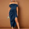 Vista frontal del vestido azul marino ajustado con fruncido y hombros descubiertos