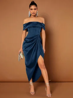 Vista frontal del vestido azul marino ajustado con fruncido y hombros descubiertos
