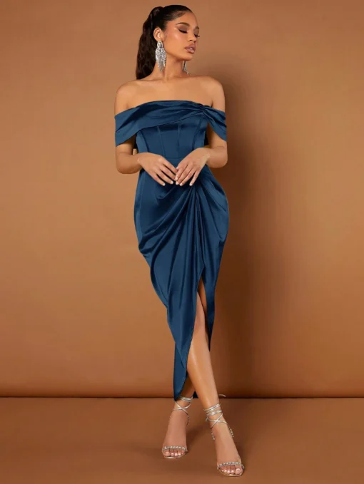 Perfil del vestido azul marino ajustado con abertura frontal