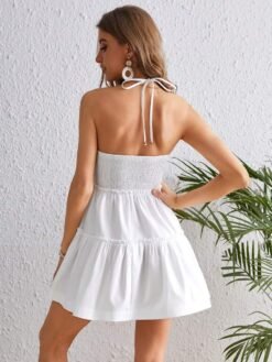 Vista trasera del vestido blanco halter mostrando el nudo y espalda descubierta
