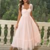 Vista frontal del vestido elegante rosa con falda campana y tirantes con lazo.