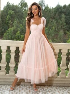 Vista frontal del vestido elegante rosa con falda campana y tirantes con lazo.