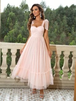 Movimiento de la falda del vestido elegante rosa durante una caminata.