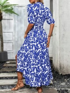 Vista trasera del vestido azul real estampado con fruncido en la cintura