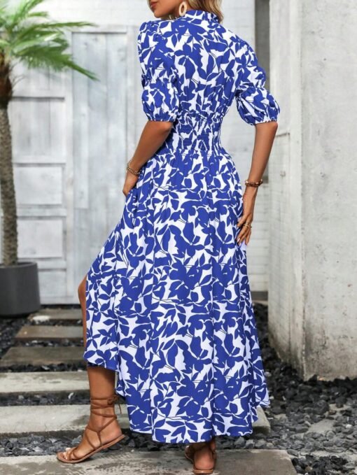Vista trasera del vestido azul real estampado con fruncido en la cintura