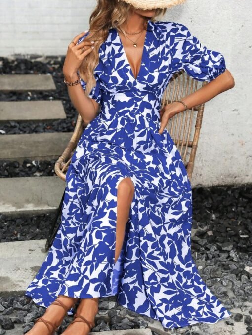 Vista general del vestido azul real estampado en posición de pie
