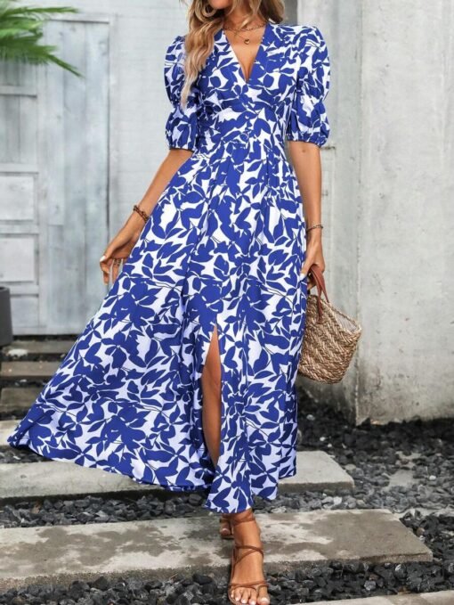Vista frontal del vestido azul real estampado con aberturas y manga farol
