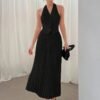Conjunto negro halter con top tipo chaleco y falda plisada visto desde el frente
