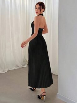 Conjunto negro halter con espalda descubierta y falda larga plisada