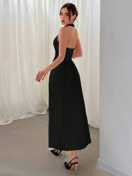 Conjunto negro halter con espalda descubierta y falda larga plisada