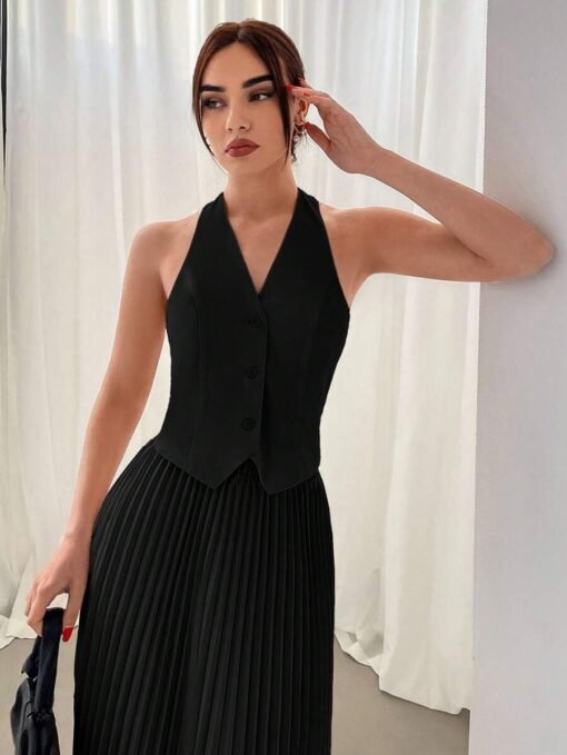 Detalle del top halter del conjunto negro elegante