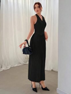 Vista completa del conjunto negro halter con corte asimétrico