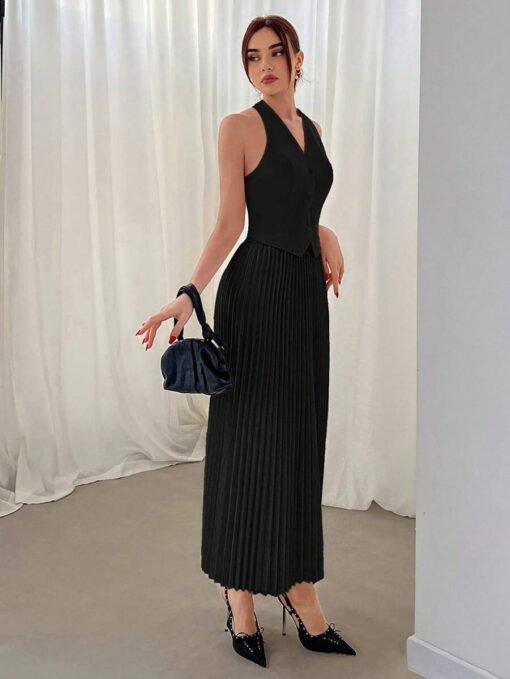 Vista completa del conjunto negro halter con corte asimétrico