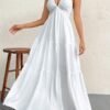 Mujer usando vestido blanco halter largo con escote profundo (vestido blanco halter)