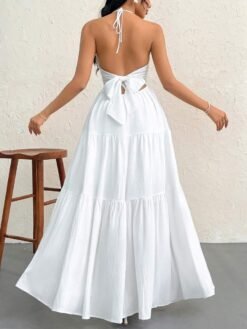 Vista trasera del vestido blanco halter mostrando espalda descubierta y nudo