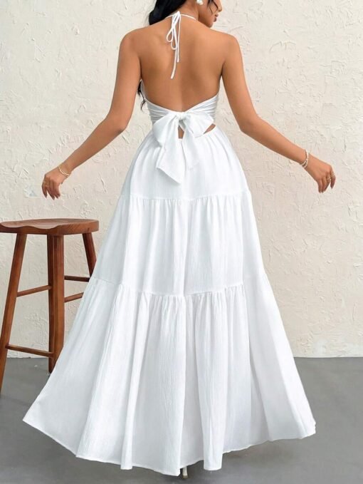 Vista trasera del vestido blanco halter mostrando espalda descubierta y nudo