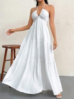 Mujer usando vestido blanco halter largo con escote profundo (vestido blanco halter)