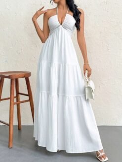 Mujer posando con vestido blanco halter bohemio ideal para bodas