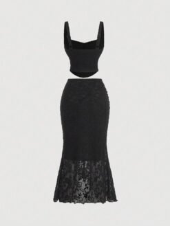 Set elegante negro con encaje y frunces visto desde atrás