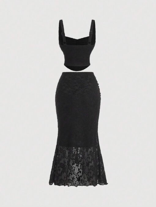 Set elegante negro con encaje y frunces visto desde atrás