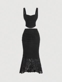 Set elegante negro con encaje y frunces visto desde el frente