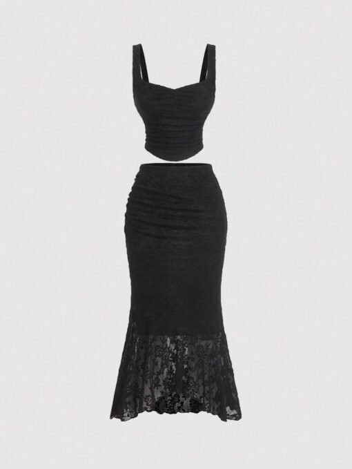 Set elegante negro con encaje y frunces visto desde el frente