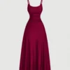 Vestido burdeos elegante con tirantes finos visto desde el frente