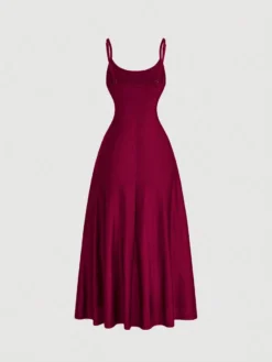 Parte trasera del vestido burdeos elegante con corte campana