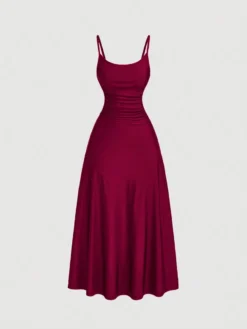Vestido burdeos elegante con tirantes finos visto desde el frente