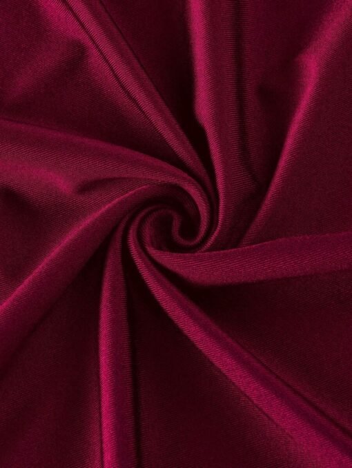 Detalle del tejido tricotado del vestido burdeos elegante