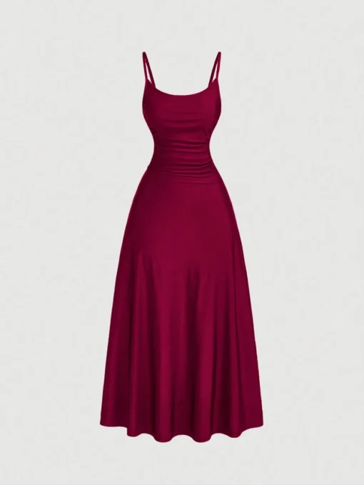 Vestido burdeos elegante con tirantes finos visto desde el frente