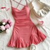 Vestido rosado sexy con tirantes finos y falda campana