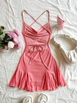 Parte trasera del vestido rosado sexy con espalda cruzada